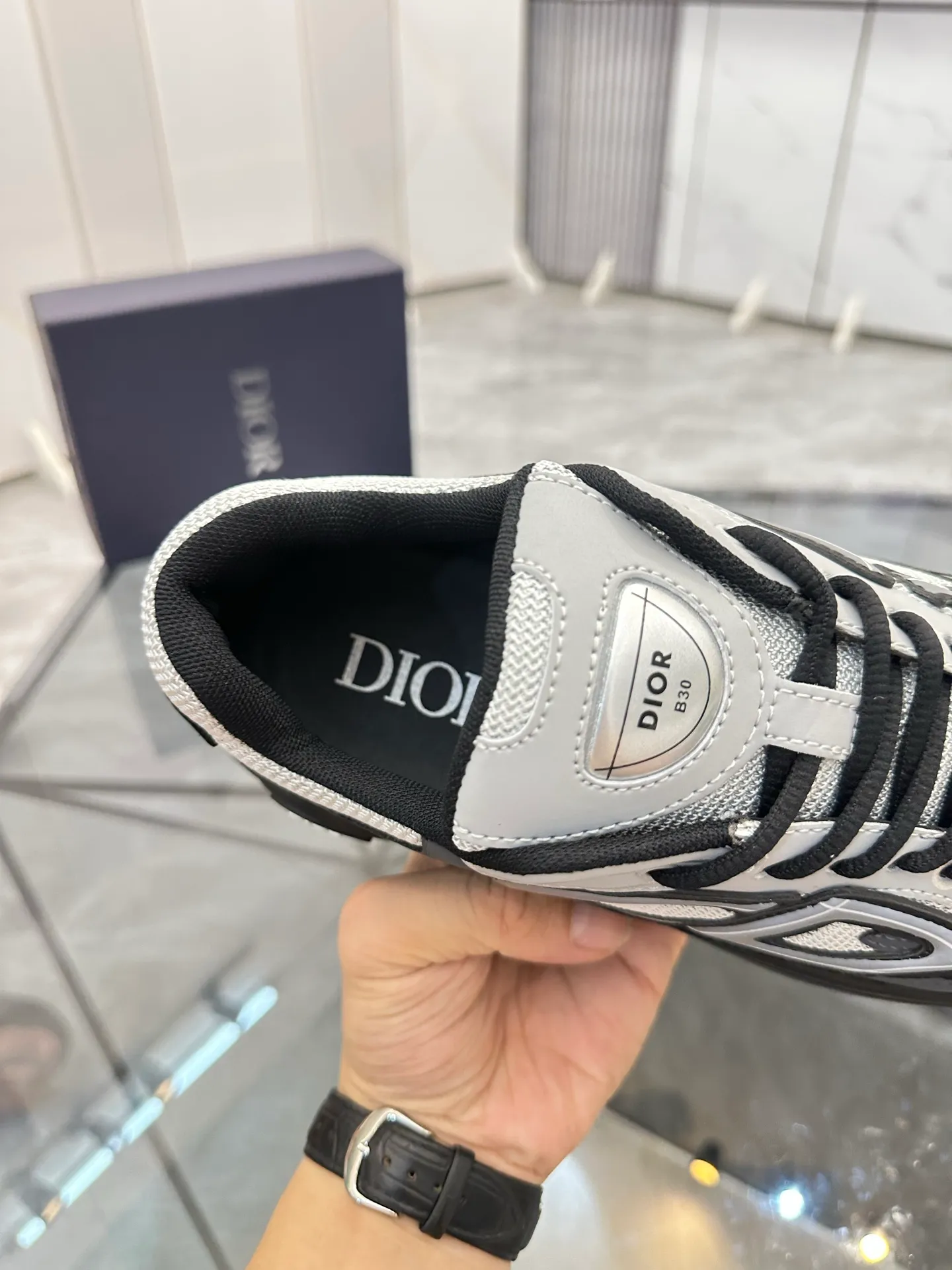 Men's shoes: 💰P400¥ Available in Guangzhou Product trademark: Dior* "Dior*" low-top casual shoes Regular size: 35-46 (can be customized to 47) Couple style Product materials: Upper imported cowhide stitched with original fabric, breathable lining, ultra-light foam original outsole. No.: 007